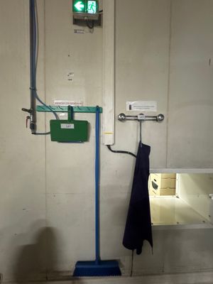 une lumière verte allumée dans une salle de bains