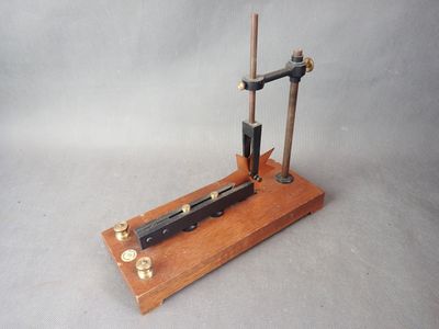 une photo d'une maquette de machine posée sur un socle en bois