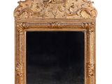 un miroir avec un cadre doré sur fond blanc