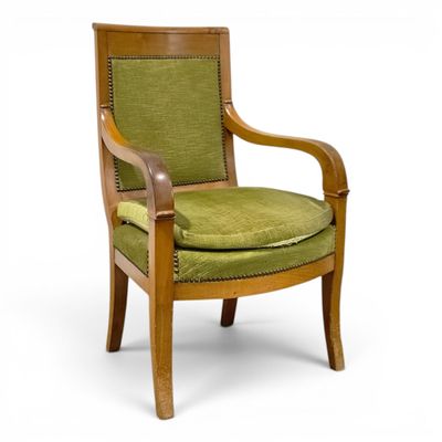 une image représentant une chaise en bois dont l'assise est rembourrée de tissu vert