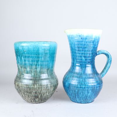 deux vases posés l'un à côté de l'autre sur une table