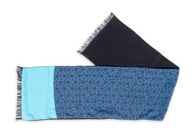 une paire d'écharpes bleues et noires posées l'une sur l'autre