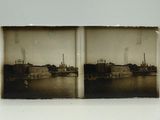 deux photos en noir et blanc d'un bateau sur un plan d'eau