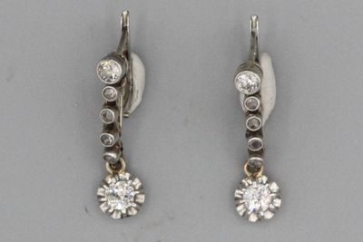 Paire de boucles d’oreilles dormeuses en or serties de diama…