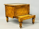 une vieille table en bois surmontée d'un tiroir