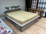 un lit sur lequel est posé un matelas dans une pièce