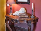 une table avec une lampe et un tableau accroché au mur