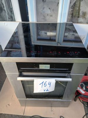 une cuisinière dotée d'une plaque de cuisson en verre et d'une porte vitrée