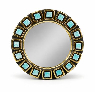 un gros plan d'un miroir rond avec un cadre doré
