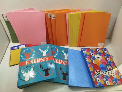 un grand nombre de livres posés sur une table