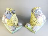 deux figurines représentant un singe assis sur une table