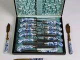 un étui contenant un ensemble de couteaux et un ensemble de couteaux à l'intérieur