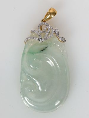 Pendentif en or orné d'un jade sculpté d'environ 8.6 carats agrémenté  - Photo 1
