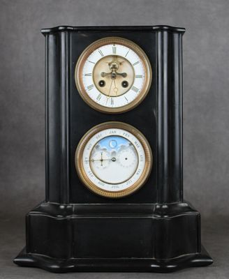 Pendule borne en marbre noir à deux cadrans. Le cadran supér… - Photo 1