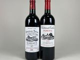 deux bouteilles de vin rouge posées l'une à côté de l'autre sur une table