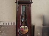 une horloge de parquet qui se trouve dans un coin de la pièce