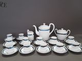 beaucoup de tasses et soucoupes à thé et à café blanches et bleues