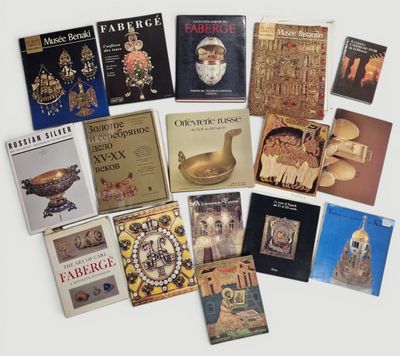 un grand nombre de livres posés sur une table