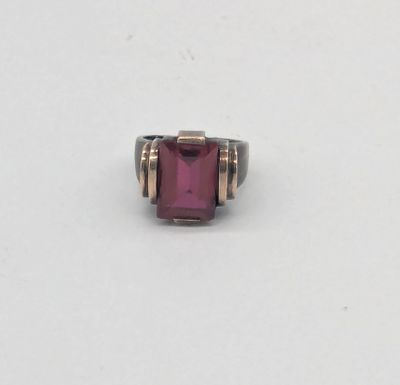 un gros plan d'une bague sertie d'une pierre rose