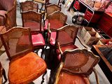 de nombreuses chaises et tables dans une pièce aux murs en briques