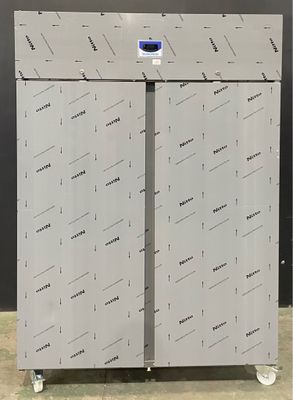 une photo d'une armoire métallique surmontée d'une horloge numérique