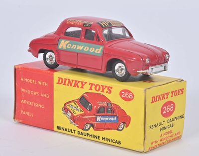 une petite voiture rouge posée sur une boîte