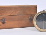 une petite boîte en bois avec une horloge à l'intérieur