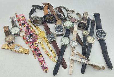 a lot of watches that are sitting together on a table
