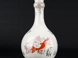 une image représentant un vase blanc orné d'un motif de poisson