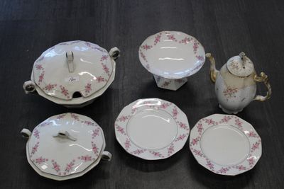 Lot de vaisselle en porcelaine incomplet, à décor de fleurs …
