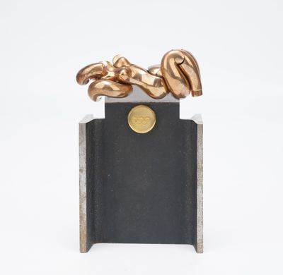un gros plan sur une sculpture représentant une personne allongée sur un livre