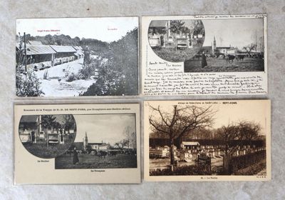 plusieurs vieilles cartes postales représentant différents types de bâtiments, accrochées à un mur