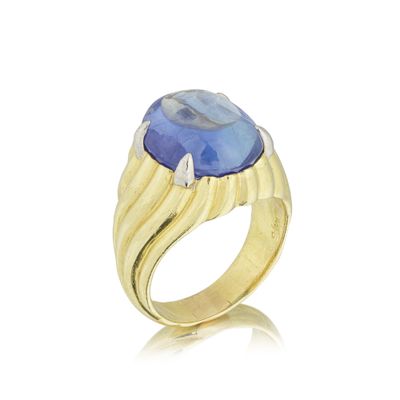 une bague en or avec une pierre bleue au centre