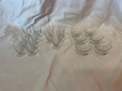 un grand nombre de verres à vin vides posés sur une table