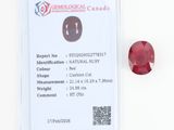 un gros plan d'un diamant rouge sur une surface blanche