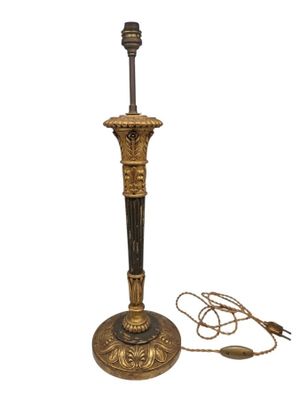 l'image d'une lampe posée sur une table