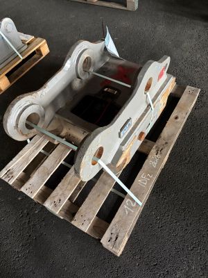 une palette en bois sur laquelle sont posées quelques pièces de machinerie