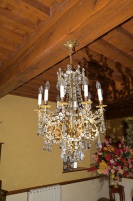 un lustre suspendu au plafond d'une salle à manger
