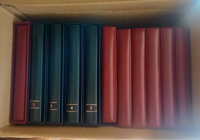 une boîte remplie de livres posés sur une étagère