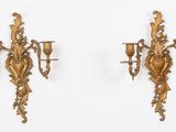 une paire d'appliques murales anciennes en laiton ornées d'oiseaux et de fleurs