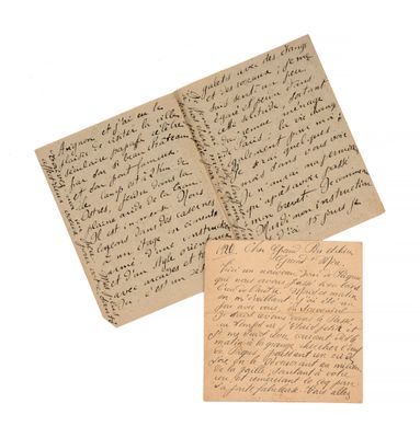 deux vieilles lettres et un bout de papier sur lequel il y a des mots
