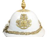 un casque blanc orné d'une couronne dorée