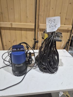 une photo d'une table sur laquelle sont posés divers appareils électriques