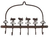 un porte-manteau en métal auquel sont suspendus des oiseaux et des fleurs
