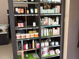une grande vitrine contenant de nombreux produits