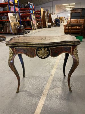 une petite table posée au milieu d'une pièce