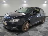 la photo d'une voiture noire garée dans un garage