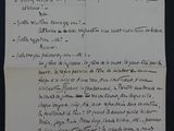 une vieille lettre manuscrite, posée sur un morceau de papier, sur une table