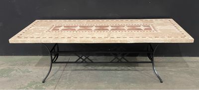 une image représentant une table avec un plateau en carrelage et des pieds en fer