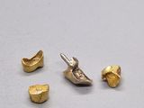 quatre pièces d'or sont représentées sur un fond blanc